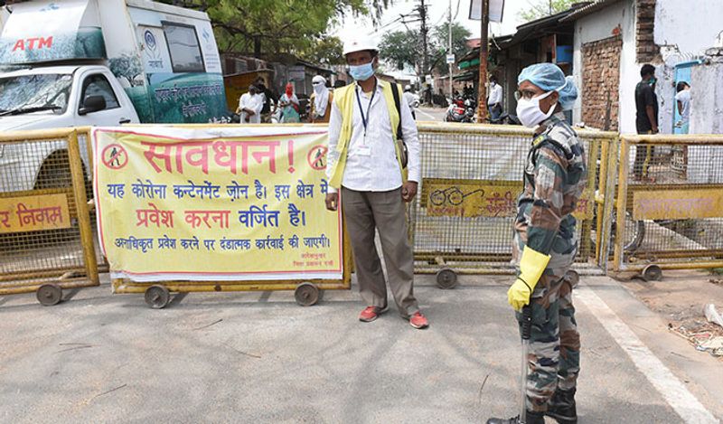 उल्लेखनीय है कि सोमवार को यहां तीन पॉजिटिव केस मिले थे। जब पुलिस और हेल्थ की टीम उन्हें रिम्स के आइसोलेशन में ले जाने के लिए पहुंची, तो लोगों ने हंगामा किया था। लोगों ने एम्बुलेंस में भी तोड़फोड़ की थी। इस मामले में पुलिस ने जमील खान और शादाब खान नामक दो लोगों पर भीड़ को उकसाने का मामला दर्ज किया है।