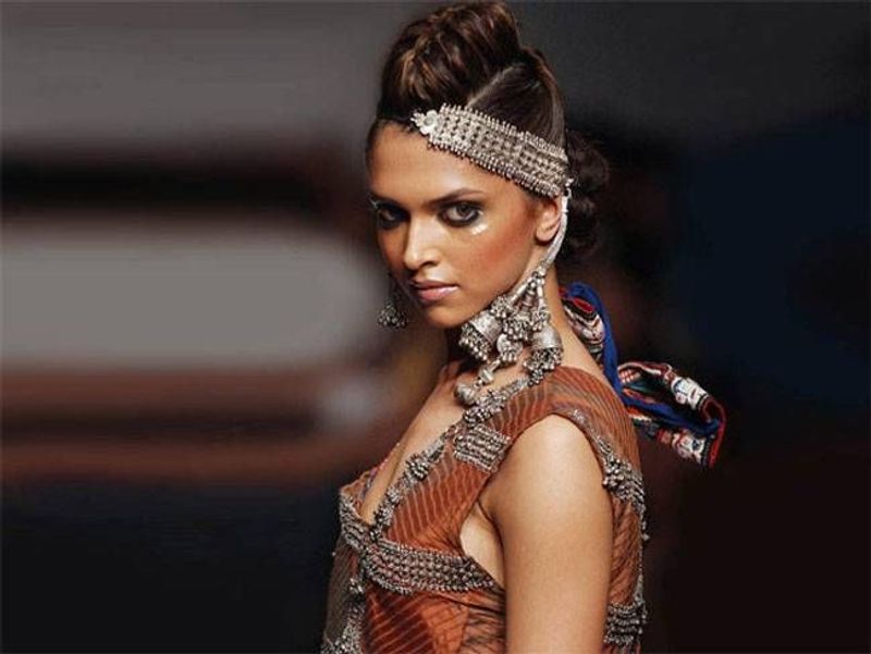 It shows how the Piku actress walks among many other background models on the ramp. 