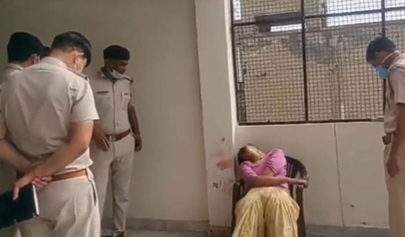 घटना की सूचना मिलते ही थाना प्रभारी विनोद कुमार अपनी टीम के साथ मौके पर पहुचे और शव को बरामद करके पोस्टमार्टम के लिए भेजा। पुलिस ने बताया, आरोपी हाउसिंग कॉलोनी में तीसरे मंजिल पर पत्नी और बच्चे के साथ रहता है। आरोपी ने जिस वक्त घटना को अंजाम दिया वहां उसका बेटा भी मौजूद था। 