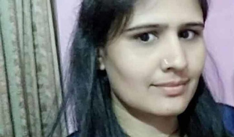 पूछताछ में सामने आया है कि सिपाही ने पत्नी को चटनी कूटने वाले मोगरे (डंडे) से मारा था। आरोपी विक्रम बतौर जींद में डीएसपी कप्तान सिंह के गनमैन के पद पर कार्यरत है। आरोपी ने बुधवार रात को जमकर शराब पी रखी थी। जिसको लेकर दोनों में रात को विवाद भी हुआ था। 