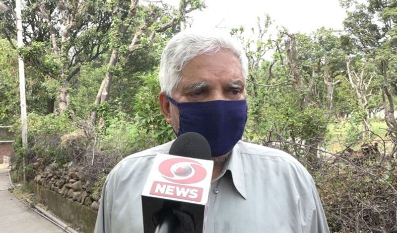 दरअसल, योग राज मांगे जम्मू एण्ड कश्मीर के रहन वाले हैं। वह इस संकट की घड़ी में अपनी पेंशन के बचे पैसों से मास्क बनाकर लोगों को बांट रहे हैं। वो अब तक 6 हजार से ज्यादा बांट चुके हैं।