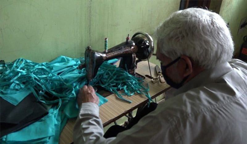 इतना ही नहीं 74 साल की उम्र में योग राज मांगे खुद सिलाई मशीन से इन मास्क को तैयार करते हैं। इसके अलावा वह लोगों तक बांटने के लिए भी खुद ही जाते हैं।