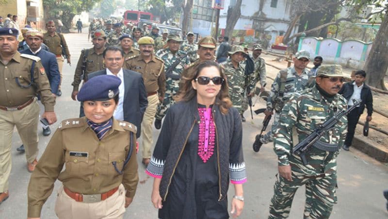 पश्चिमी यूपी के ही एक जिले हापुड़ में कोरोना के रोगियों की संख्या पर एकदम से नियंत्रण लगा है। वर्तमान में यहां पर कोरोना के 16 मरीज हैं।नोएडा और मेरठ जैसे हॉटस्पॉट जिलों से जुड़ा होने के बावजूद भी हापुड़ में कोरोना के प्रसार पर रोक लगी है। जिले की डीएम अदिति सिंह को इस रोकथाम के पीछे बड़ी वजह माना जा रहा है। जिले में अभी तक 16 मरीज और 8 हॉटस्पॉट हैं। मरीजों का इलाज चल रहा है और हॉटस्पॉट्स पर खाना, दवाएं सहित अन्य जरूरी चीजें समय से दरवाजे तक पहुंचाने की व्यवस्था की गई है।
