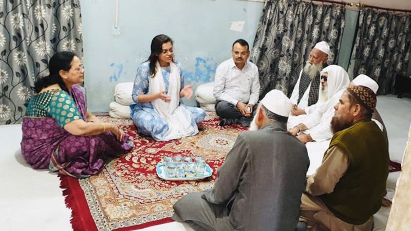क्वारंटाइन किए गए लोगों की जानकारी रखने के लिए उनके घर के दरवाजों पर नाम और क्वारंटीन की डेट के साथ नोटिस चिपका दिए गए। जिससे आसपास के लोगों को ये जानकारी रहे कि किस व्यक्ति को क्वारंटीन किया गया है। बीमारी न फैले इसके लिए आसपास के लोगों को क्वारंटाइन किए गए लोगों पर नजर रखने को कहा गया। ये तरकीब बेहद कारगर रही। 