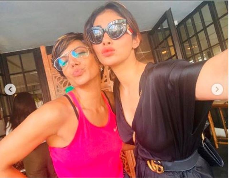 Both had once vacationed at Naples and looked stunning in their outfits
