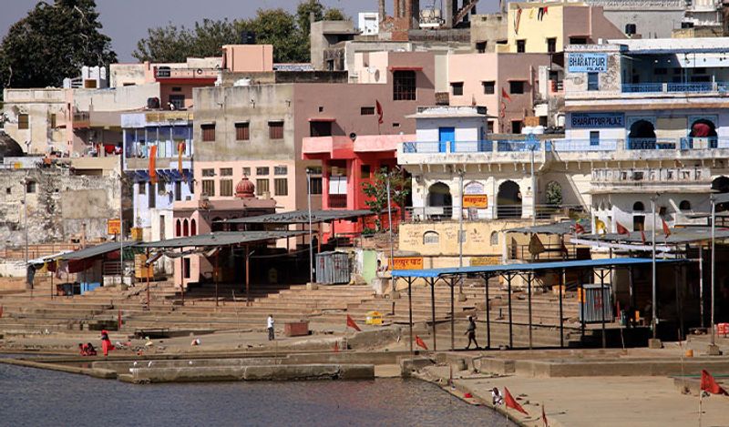 पुष्कर में बड़ी संख्या में विदेशी पर्यटक भी आते हैं। हालांकि इस समय यहां सन्नाटा पसरा हुआ है। कुछ लोग ही लॉकडाउन का उल्लंघन करते दिखाई दे जाते हैं।