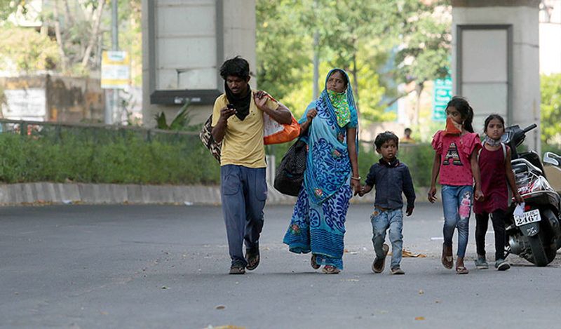 प्रशासन को ऐसे मजदूर परिवारों के रहने और खाने का इंतजाम करना चाहिए।