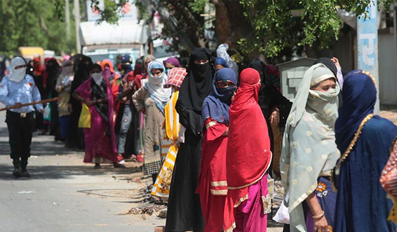 जयपुर में एक बैंक के बाहर लगी यह लाइन लॉकडाउन की गंभीरता को दिखाती है।