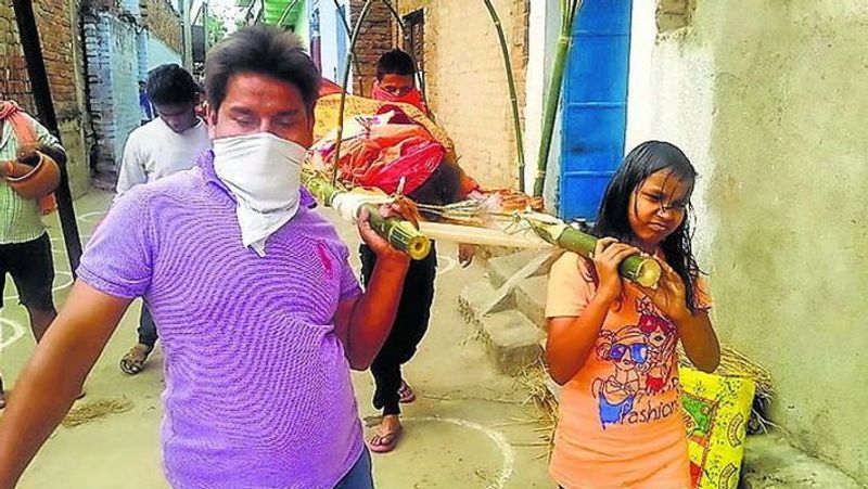 यह तस्वीर बिहार के नवादा की है। गुरुवार को हिसुआ शहर की रहने वाली विधवा रेखा भदानी का लंबी बीमारी के बाद निधन हो गया था। कोरोना के डर से न के बराबर लोग उनके अंतिम संस्कार में आए। हालांकि यह जरूरी भी था। कुछ साल पहले उनके पति का भी बीमारी के बाद निधन हो गया था। ऐसे में 10 साल की बेटी ने मां की अर्थी को कंधा दिया।