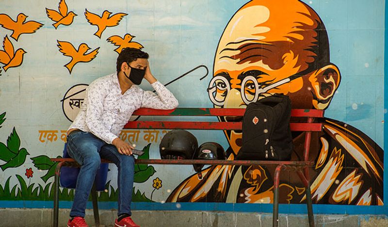 यह तस्वीर नई दिल्ली की है। दीवार पर बने गांधीजी के चित्र को देखता एक युवक। दीवार पर स्वच्छता का संदेश लिखा गया है। उल्लेखनीय है कि कोरोना को हराने स्वच्छता पर विशेष जोर देना होगा।
