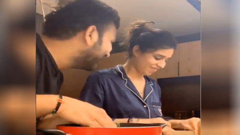 खाना बनाने में भी हिटमैन अपनी पत्नी की मदद कर रहे हैं। इस दौरान रितिका बहुत खुश नजर आ रही हैं।
