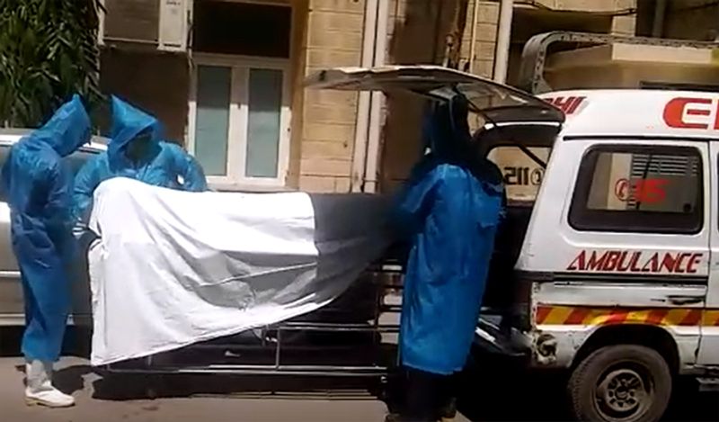 पाकिस्तान में कोरोना से मौत के कई मामले तो रजिस्टर ही नहीं हो रहे हैं। लोग कोरोना संक्रमण की बात छिपा ले रहे हैं। मौत होने पर चुपचाप डेड बॉडीज को दफना दिया जा रहा है।
