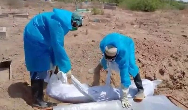 अब सोशल मीडिया पर पाकिस्तान की कई तस्वीरें सामने आई हैं। इनमें डेड बॉडीज को बिना किसी धार्मिक तरीके से प्लास्टिक बैग्स में भरकर दफनाया जा रहा है। 