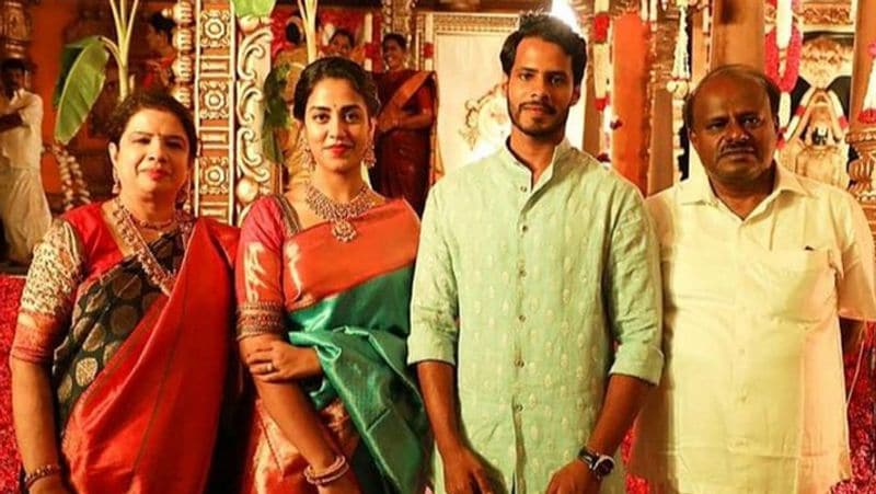 हालांकि, इससे पहले जब कुमारस्वामी से लॉकडाउन में शादी के बारे में पूछा गया तो उन्होंने कहा, सभी कार्यक्रमों की पहले ही अनुमति ले ली गई है। वहीं, बीएस येदियुरप्पा की सरकार भी शादी पर पूरी नजर रख रही है। इस शादी की वीडियोग्राफी भी कराई गई है। वहीं, प्रशासन का कहना है कि अगर सोशल डिस्टेंसिंग के नियम नहीं माने गए तो कार्रवाई की जाएगी। 
