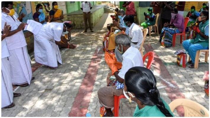 Minister RB Udayakumar fell at the feet of a cleaning worker Minister RB Udayakumar fell at the feet of a cleaning worker