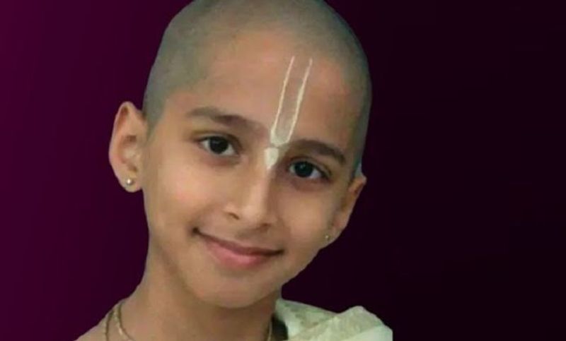 <p>हमने ये वीडियो पूरा सुना इसमें अभीज्ञ ने किसी महामारी को लेकर कोई दावा नहीं किया, खासतौर पर कोरोना वायरस का नाम ही नहीं है। बल्कि उसने हिंदू पाकिस्तान युद्ध आदि जैसी भविष्यवाणी की हैं। उसने इन दावों के पीछे शनि, केतु, शुक्र ग्रहों को वजह बताया है। बच्चे ने पूरे वीडियो में कोरोना वायरस का जिक्र नहीं किया और यह कैसे कहां से शुरू होगा यह भी नहीं बताया। वहीं वो इसके इलाज के भी झूठे दावे करता है जो पूरी तरह मनगढ़ंत हैं।</p>