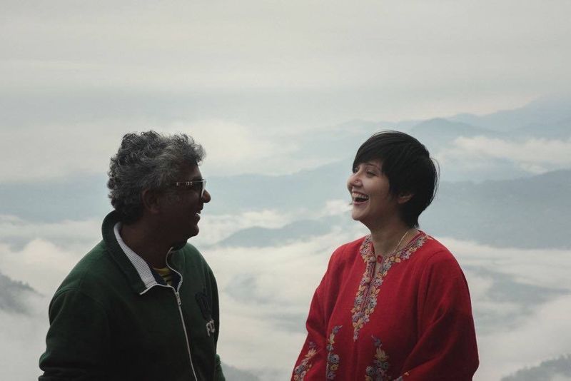 স্বস্তিকা মুখোপাধ্যায়ের সঙ্গে সেই সময় ঘনিষ্ঠতা ছিল পরিচালক সুমন মুখোপাধ্যায়ের। তার আগেই স্বস্তিকার সদ্য সদ্য ব্রেক আপ হয়েছে পরমব্রতর সঙ্গে।