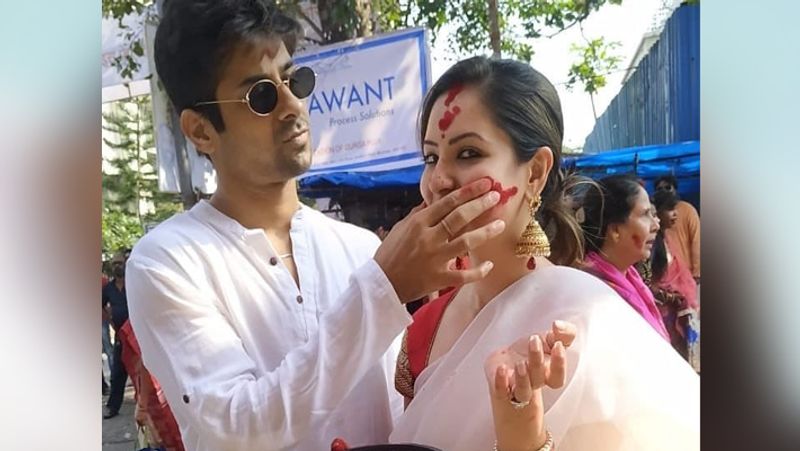 গতবছর দুর্গাপূজার সিঁদুরদানের ছবি শেয়ার করে অভিনেত্রী তাদের বিয়ের কথা জানিয়েছিলেন।