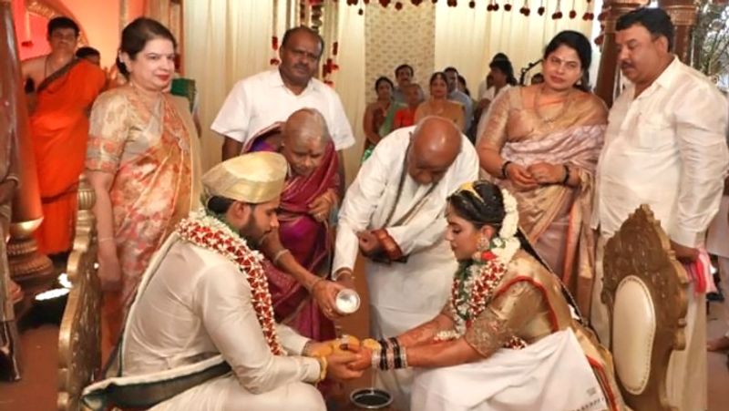 एक्टर से पॉलिटिशियन बने निखिल ने पिछले साल परिवार के गढ़ मांड्या से चुनाव लड़ा था, लेकिन उन्हें जीत हासिल नहीं हुई थी। 