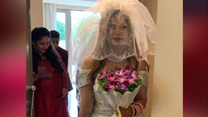 मीडिया रिपोर्ट की मानें तो राखी ने एक एनआरआई फैन के साथ शादी की है और उन्होंने इसको बेहद पर्सनल रखा था।
