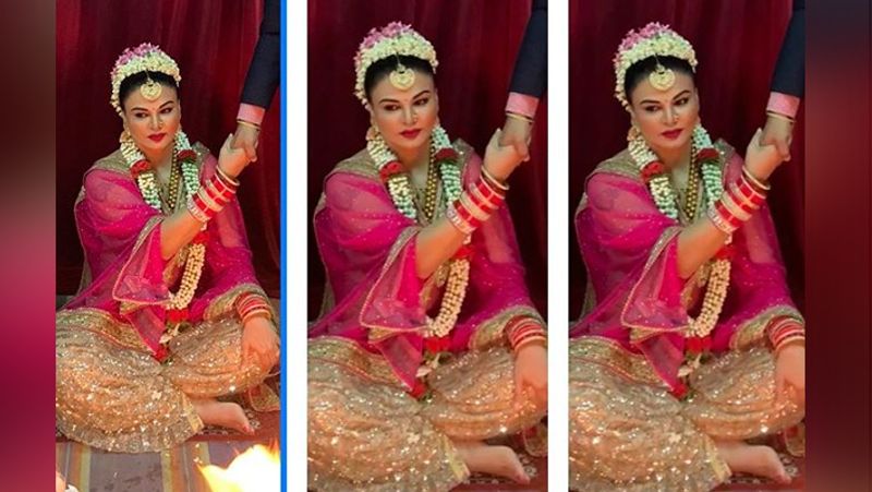 एक ने कमेंट करते हुए लिखा- ये शादी की फोटोज नहीं है क्योंकि राखी के हाथों में मेहंदी तक नहीं है ये सिर्फ ढोंग है। एक ने लिखा- आपकी तो शादी है लेकिन भैया की बर्बादी है।