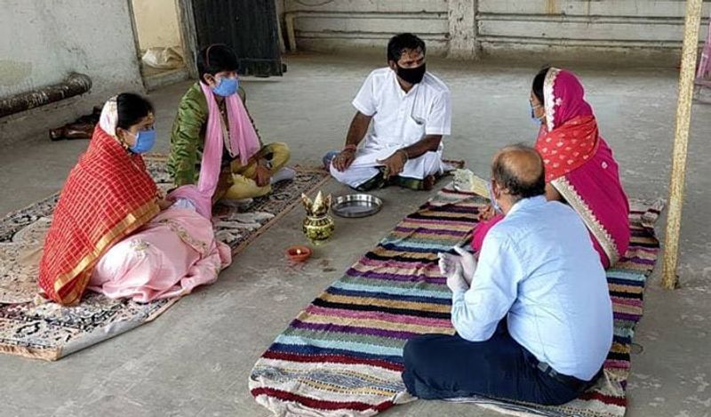 इस शादी में पंडित के अलावा दूल्हा-दुल्हन के माता-पिता ही शामिल हुए। पंडितजी ने भी 30 मिनट में यह शादी सम्पन्न कर दी।