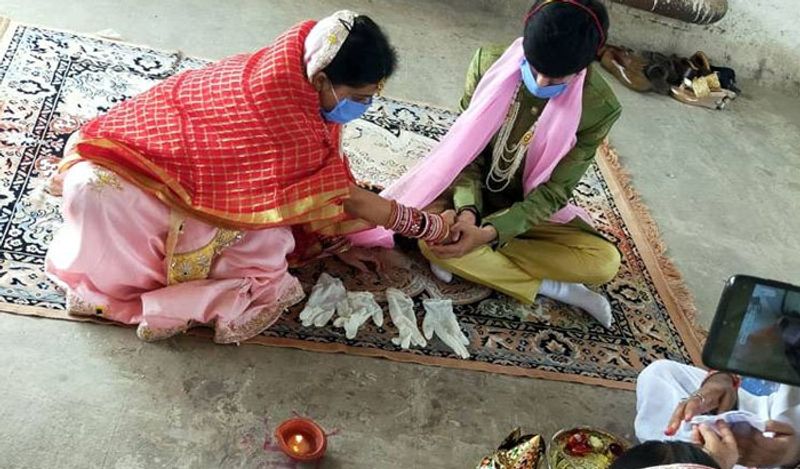 शादी में कोरोना संक्रमण से बचने का पूरा इंतजाम किया गया था। सबने सैनिटाइजर से हाथ धोये। सबने मास्क लगा रखा था।