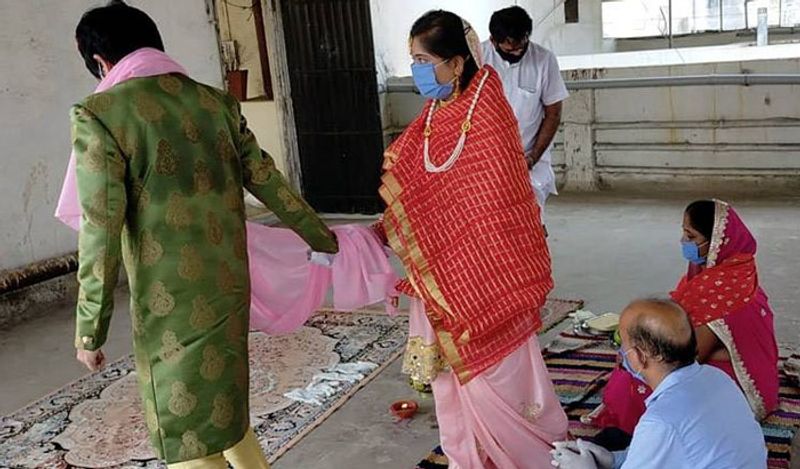 পুরো অনুষ্ঠানটি এমনভাবে পরিচালনা করুন, যাতে প্রত্যেকের সঙ্গে প্রত্যেকের ৪-৫ ফুট দূরত্ব বজায় রাখা সম্ভব হয় ।