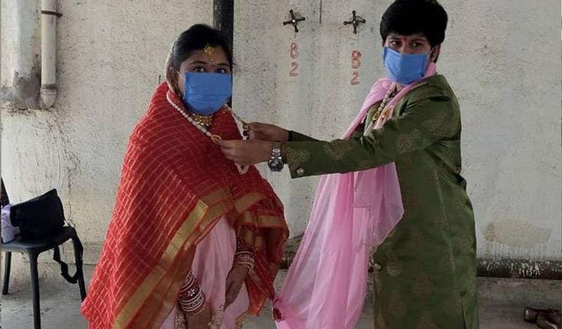 दोनों के परिजनों को उम्मीद थी कि 14 अप्रैल को लॉकडाउन खुल जाएगा। लेकिन जब ऐसा नहीं हुआ, तो सबने एक राय होकर सूरत में ही एकदम साधारण तरीके से यह शादी कराई।
