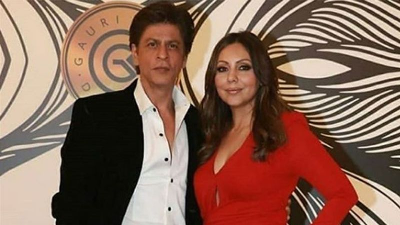 इस कमरे में गौरी रात को इंतजार करते-करते कुर्सी पर ही सो गई। काम खत्म करके शाहरुख सुबह 6 बजे वापस लौटे।