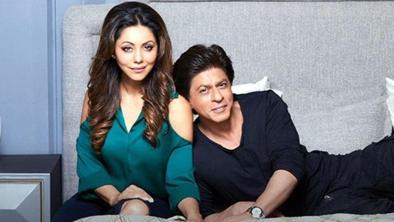 গৌরীকে নিজের কাছে পেতে এবং সেই একই সময়ে বলিউডে নিজের জায়গা বানাতে অনেক স্ট্রাগলই করতে হয়েছিল শাহরুখকে। অবশেষে সমস্ত বাধা বিপত্ত কাটিয়ে আজ তিনি বলিউডের বাদশা।