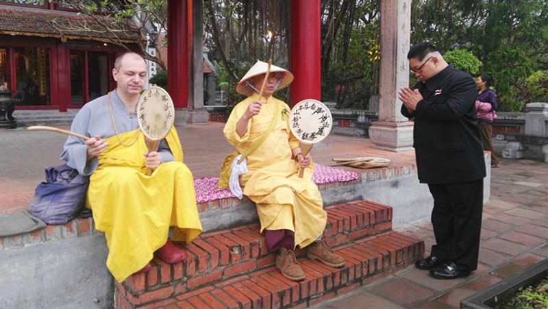 तस्वीर को पिछले साल फरवरी में पोस्ट किया गया था। वेबसाइट में दी गई जानकारी के मुताबिक तस्वीर जापान के एक साधु Terasawa Junsei हैं, जिन्हें किम जोंग उन नमन कर रहे हैं। 
