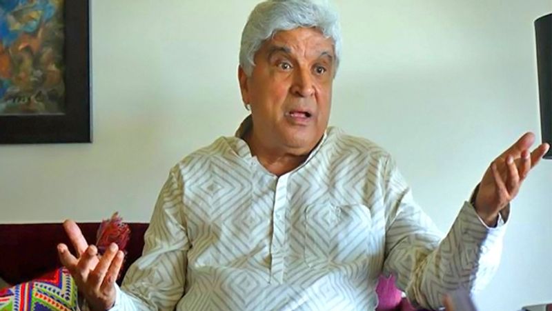 जावेद अख्तर का ट्वीट देखने के बाद सोशल मीडिया यूजर्स भड़क उठे। एक यूजर ने कहा- 'आखिर ऐसा क्यों है कि भारत की सभी मस्जिदों को बंद करने के लिए हमें फतवे की जरूरत पड़ती है और सरकार का अनुरोध या आदेश पर्याप्त नहीं है?'