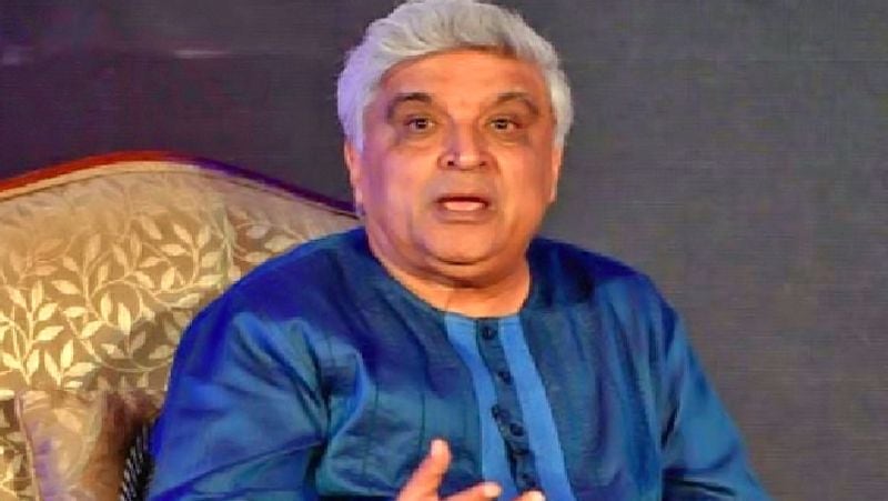 एक शख्स ने जावेद अख्तर को जवाब देते हुए लिखा था- यह तो ये तथाकथित नास्तिक महोदय भी मानते हैं कि इनके मजहब के लोग देश के प्रधानमंत्री, कानून से ऊपर अपने मुल्ले मौलानाओं को मानते हैं। जब देश के बाकी लोग प्रधानमंत्री की अपील पर अपने घरों में बैठे है इन लोगों को ऐसा करने के लिए फतवे का इंतजार है।