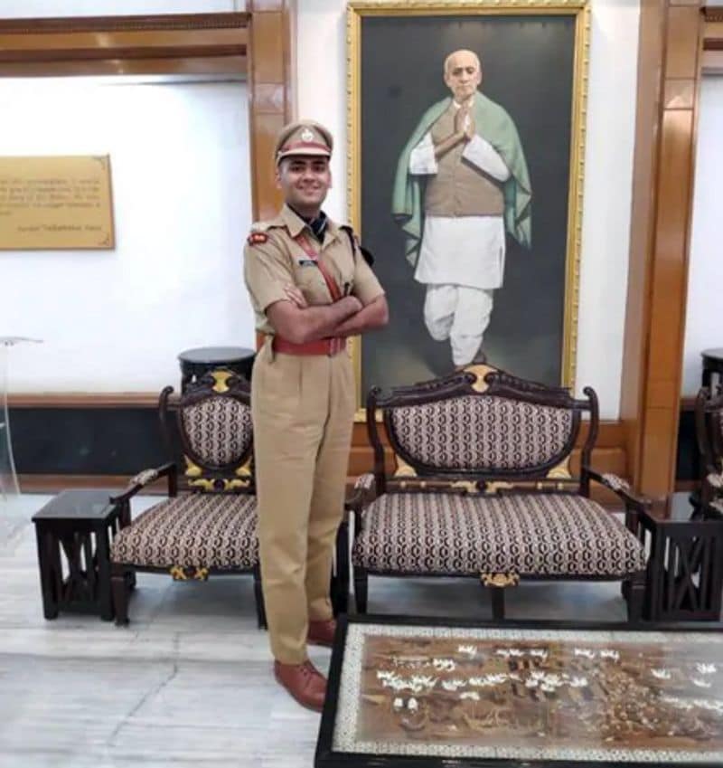 चौथी सलाह – अपनी स्ट्रेन्थ को लेकर मुगालते में न जिएं –
अक्षत कहते हैं कई बार हमें लगता कि यह एरिया हमारी स्ट्रेन्थ है पर हमारे लगने और यूपीएससी को यही लगने में बहुत फर्क होता है। जैसे अक्षत परीक्षा के समय कुछ अखबारों के लिए लिखा करते थे और उन्हें यह मुगालता हो गया था कि ऐस्से लिखने में क्या है क्योंकि मेरी राइटिंग स्किल्स तो बहुत अच्छी हैं। इस साल अक्षत ने ऐस्से में लोएस्ट मार्क्स 91 पाये थे। क्योंकि जिसको वह अपनी स्ट्रेन्थ मानकर ध्यान नहीं दे रहे थे दरअसल वो यूपीएससी के मापदंडों पर बहुत ही निम्न स्तर की थी।