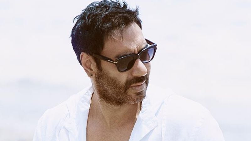 অজয় দেবগণের শিবায় এবং করণের এ দিল হ্যয় মুশিকল ছবিদুটি ২০১৬ সালে একই দিনে মুক্তি পায়। সেই নিয়ে তাঁদের মধ্যে ক্রমশ তিক্ততা বেড়েই চলেছে।