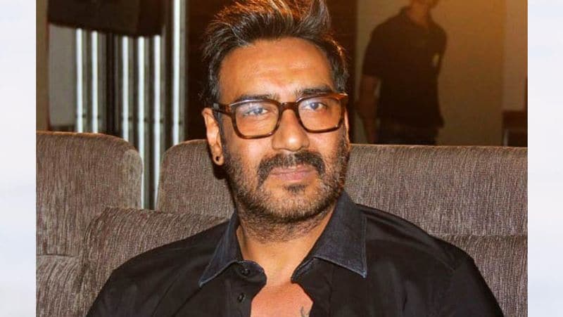 অজয়ের একটি পুরনো ট্যুইট এখন ভাইরাল হয়ে চলেছে যেখানে তিনি এক চলচ্চিত্র সমালোচক কমল নাহটার সঙ্গে কমল আর খানের টেলিফনিক কথপোকথনের ভিডিও ফাঁস করেন।