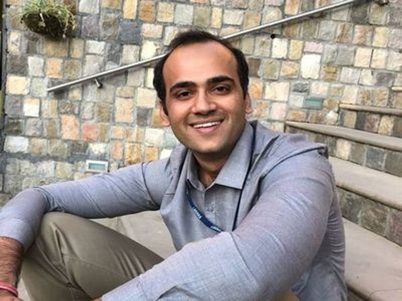सही दिशा में करनी चाहिए मेहनत
अक्षत का मानना है कि UPSC की तैयारी करने से पहले आपको उसके बारे में पूरी जानकारी हासिल कर लेनी चाहिए। यूपीएससी का सिलेबस और पेपर के बारे में पूरी जानकारी होने पर आप अपनी तैयारी का बेहतर ब्लूप्रिंट बना पाएंगे। एक बार जब आपका पूरा प्लान तैयार हो जाए, उसके बाद उस पर अच्छी तरह अमल करें। यूपीएससी की तैयारी के दौरान कभी भी ओवरकॉन्फिडेंस न रखें. अगर आपको लगता है कि कोई सब्जेक्ट पहले से मजबूत है फिर भी उस पर पूरी तरह फोकस करना चाहिए। यहां छोटी-छोटी गलतियां आपकी असफलता का कारण बन जाती हैं।