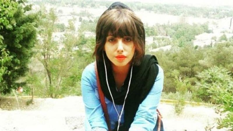 ईरान की इंस्टाग्राम स्टार सहर तबर इससे पहले तब चर्चा में आई थी जब उसने एक्ट्रेस एंजेलिना जॉली जैसी दिखने के लिए एक के बाद एक प्लास्टिक सर्जरी करवाकर अपना चेहरा बिगाड़ लिया था। 