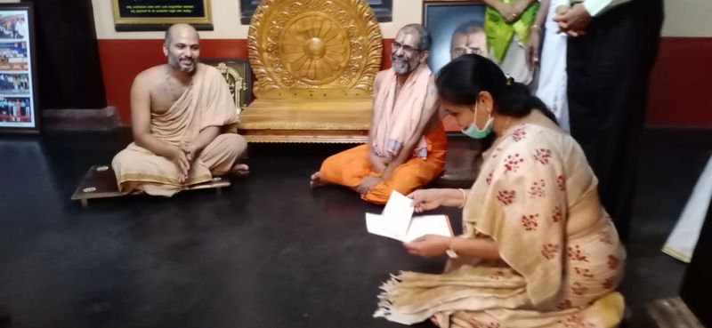 ಸಂಸದೆ ಶೋಭಾ ಕರಂದ್ಲಾಜೆ ಅವರಿಗೆ ಪರಿಹಾರದ ಚೆಕ್ ಹಸ್ತಾಂತರ ಮಾಡಲಾಗಿದೆ.