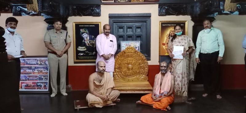 ಅದಮಾರು ಮಠದ ಹಿರಿಯ ಯತಿ ವಿಶ್ವಪ್ರಿಯ ತೀರ್ಥರು ಚೆಕ್ ನೀಡಿದ್ದಾರೆ.