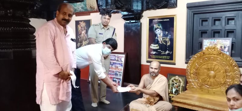ಪರ್ಯಾಯ ಮಠದ ಈಶಪ್ರಿಯ ತೀರ್ಥರು ಈ ಸಂದರ್ಭದಲ್ಲಿ ಹಾಜರಿದ್ದರು. 