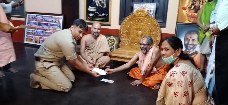 ಆಹಾರದ ಸಮಸ್ಯೆ ಎದುರಿಸುತ್ತಿರುವವರಿಗೆ ಈಗಾಗಲೇ ಮಠ ಆಹಾರದ ಕಿಟ್ ನೀಡಿದೆ.