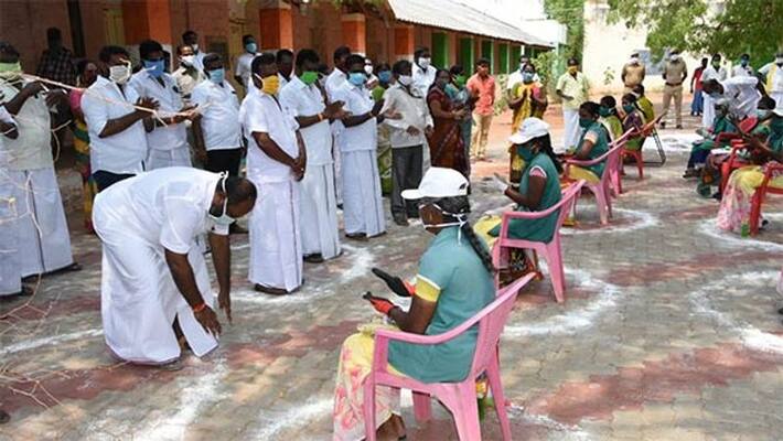 Revenue Minister bowed down to the feet of Madurai sanitation workers !! Revenue Minister bowed down to the feet of Madurai sanitation workers !!