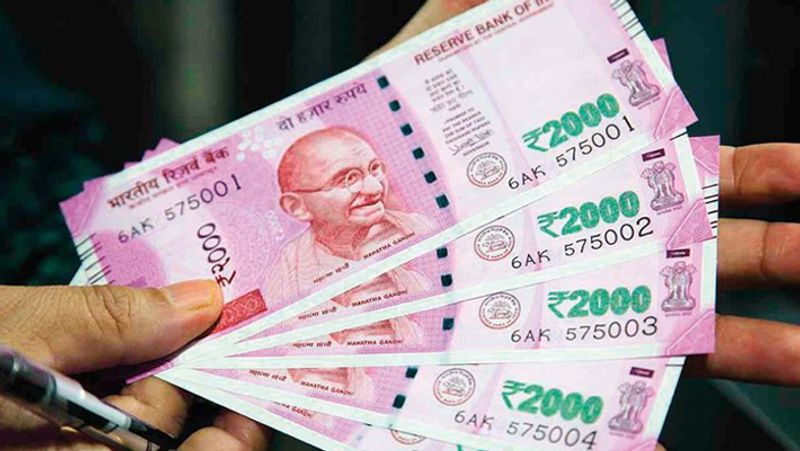 टैक्स की भी नहीं होगी कोई चिंता
PPF में निवेश की एक खास बात यह भी है कि इसमें निवेश के दौरान आपको इनकम टैक्स एक्ट के सेक्शन 80C के तहत टैक्स छूट का भी लाभ मिलेगा। ऐसे में PPF में निवेश करने से न सिर्फ आप अपने भविष्य के लिए बचत करेंगे, बल्कि टैक्स बचत का भी लाभ ले सकेंगे। आाइए जानते हैं कि कैसे इस स्कीम के तहत आप 1 करोड़ रुपये तक की बड़ी रकम की बचत कर सकते हैं।