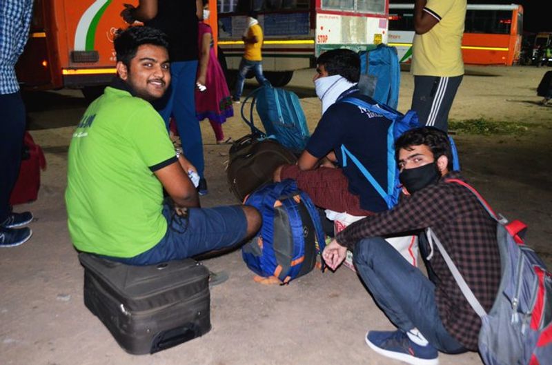 स्टूडेंट वहां रहकर पढ़ाई करते थे। लॉकडाउन में घर न आ पाने की वजह से परेशान थे। ऐसे में दोनों राज्यों की सरकारों ने इन स्टूडेंट्स को घर पहुंचाने का निर्णय लिया है।(फाइल फोटो)