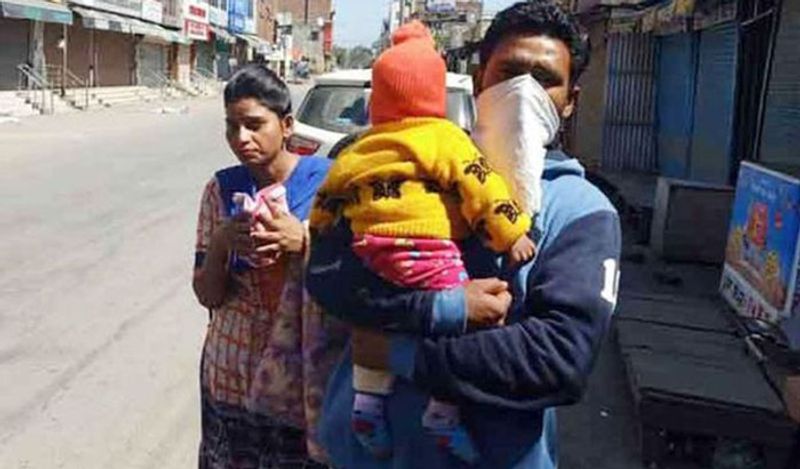 यह तस्वीर पंजाब गुरदासपुर की है। बेटे को सीने से चिपकाए दीपक नामक यह पिता सुनसान सड़क पर तेज कदमों से चला जा रहा था। पीछे-पीछे बच्चे की मां घबराई सी आ रही थी। बच्चे को सर्दी-खांसी थी। इसे मां-बाप घबराये हुए थे। संयोग से एक राहगीर फरिश्ता बनकर सामने आया और दम्पती को बब्बरी स्थित सिविल हॉस्पिटल पहुंचाया। तब मां-पिता की जान में जान आई।
