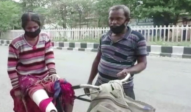 यह कहानी पंजाब के लुधियाना की है। यह हैं देवदत्त राम। 20 मार्च को फैक्ट्री में काम करते हुए इनकी पत्नी का पैर कट गया था। इनके पास इतने पैसे नहीं थे कि पत्नी को एम्बुलेंस से हॉस्पिटल तक ले जा सकें। लिहाजा, ये अपनी अर्धांगिनी को साइकिल पर बैठाकर हॉस्पिटल तक ले गए। यह तस्वीर बताती है कि प्यार की अहमियत संकट में समझ आती है।