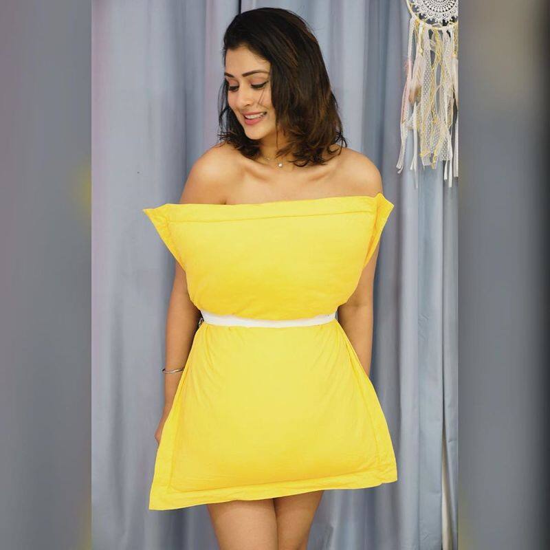 Young Herione Payal Rajput  Hot Pillow challenge photo going viral