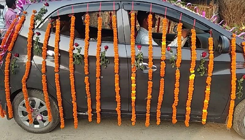 तय तिथि पर शादी की रस्में अदा करने के बाद रात को ही दूल्हा अपनी दुल्हन को लेकर शहर के शिवचौक पहुंच गए। सजी-धजी दुल्हन व दूल्हे को शिवचौक पर देखते ही वहां मौजूद पुलिस अलर्ट हो गई।